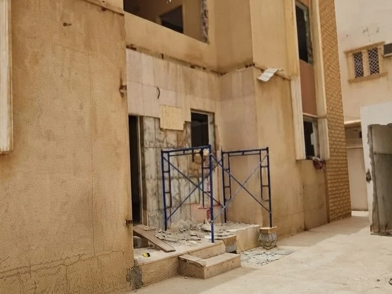 واجهة منزل قبل بدء أعمال الدهانات والديكورات الخارجية في الرياض.