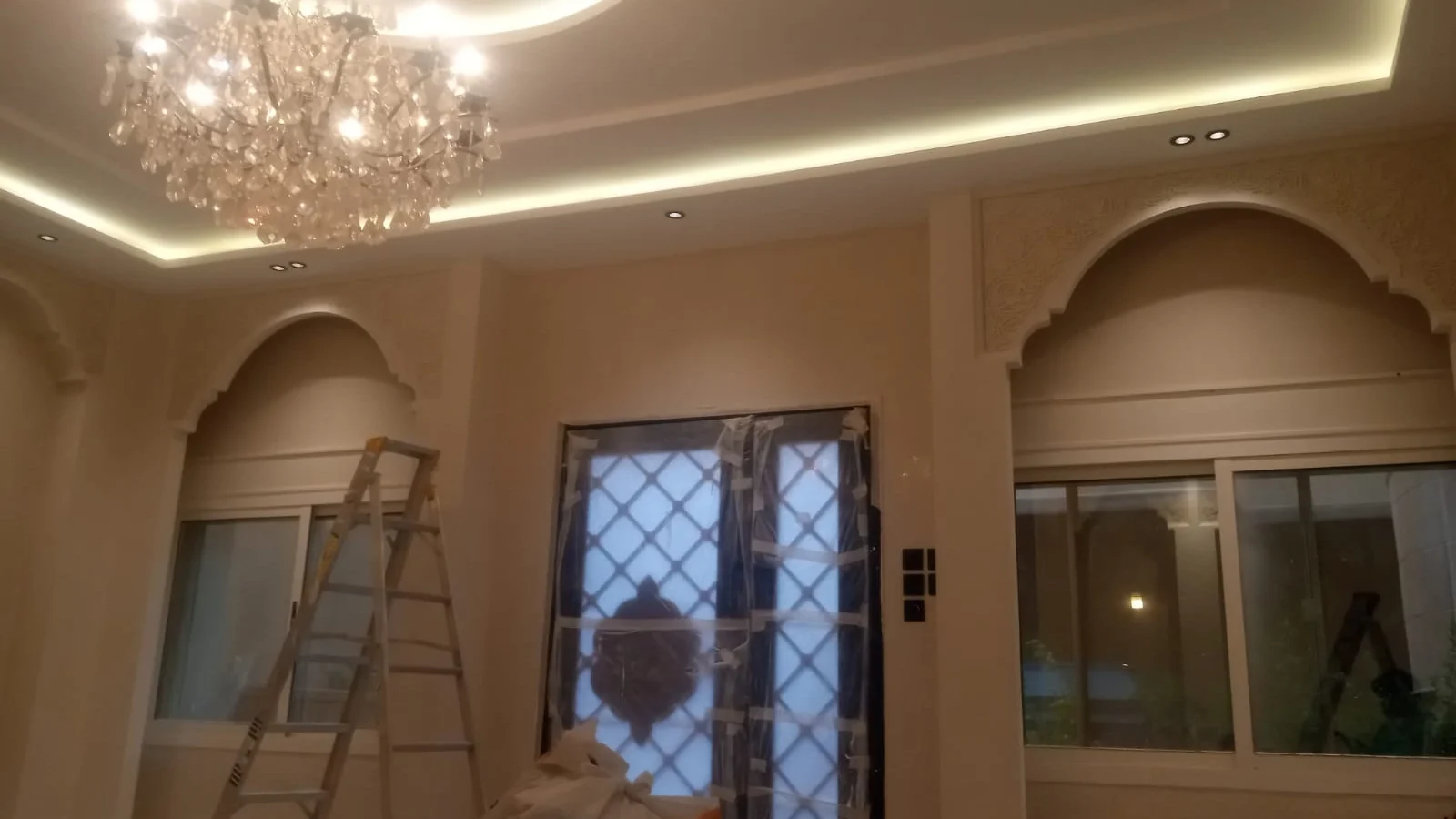 ديكور غرفة معيشة بأقواس
